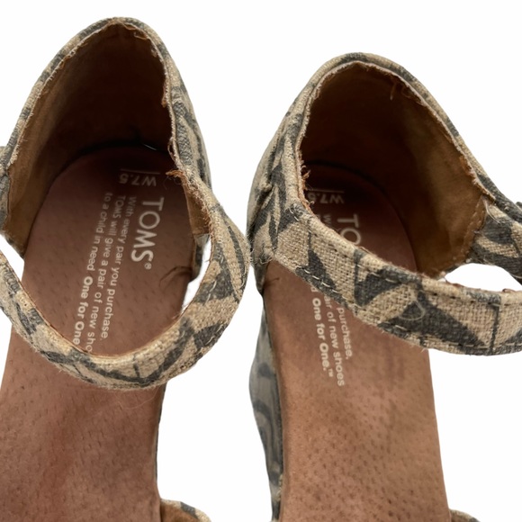 Toms Peep Toe Wedge Sandals Print Gray Cream 7.5 - Picture 5 of 11